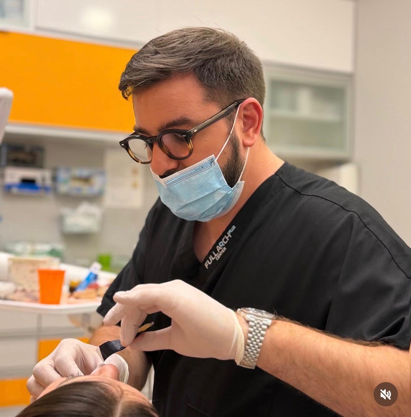 Read more about the article Dr Nemanja Savković, implantolog koji terapiju planira od krajnjeg rezultata unazad